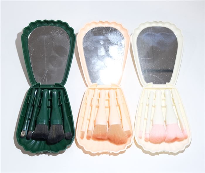 Cosmetic brush